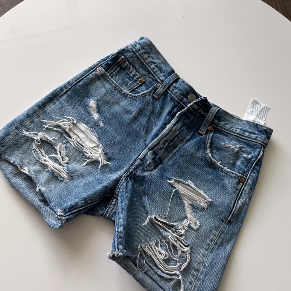 👖 Classic Style! Levi's Distressed Shorts - Size 25